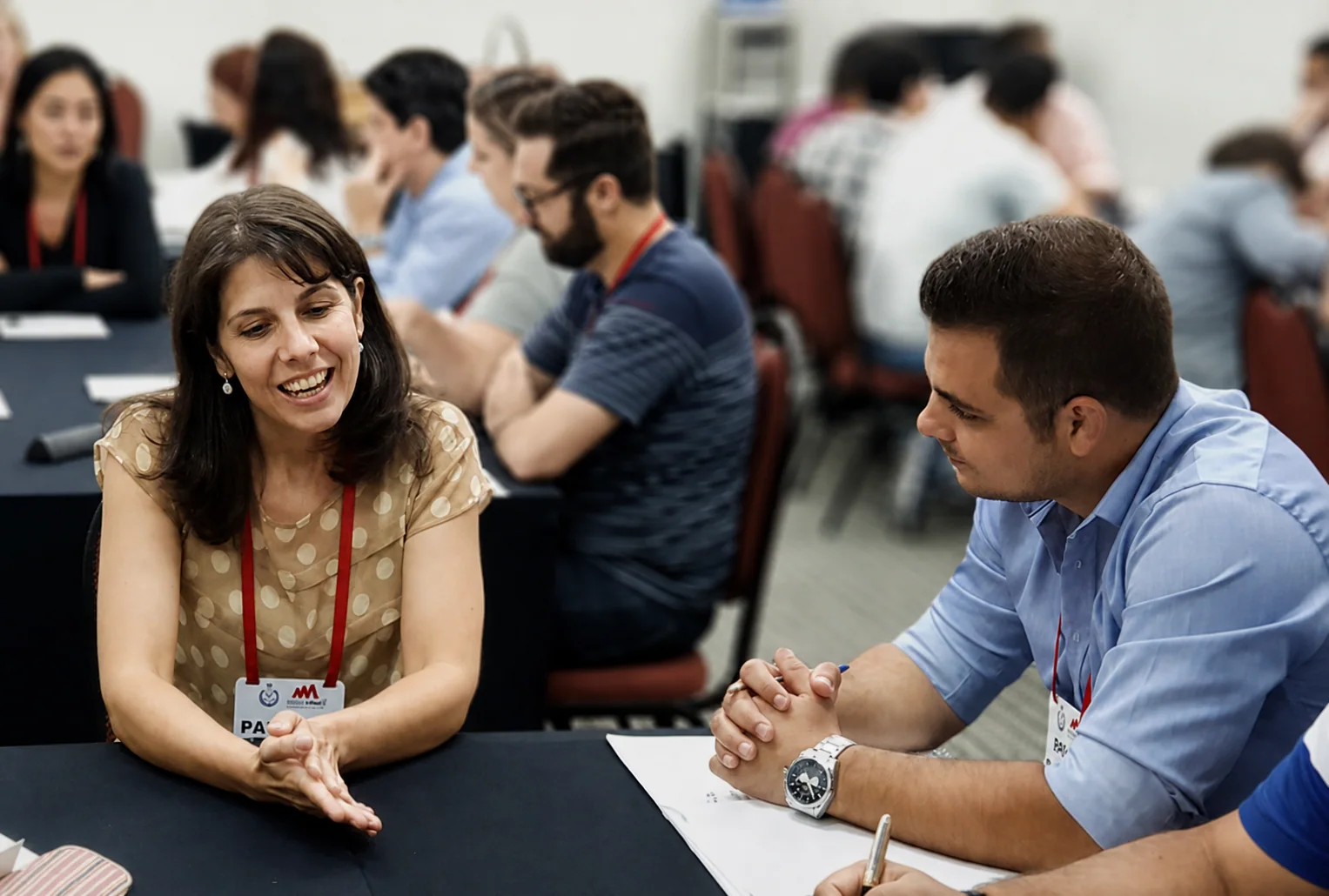 Profissionais discutindo uma aplicação prática durante o treinamento